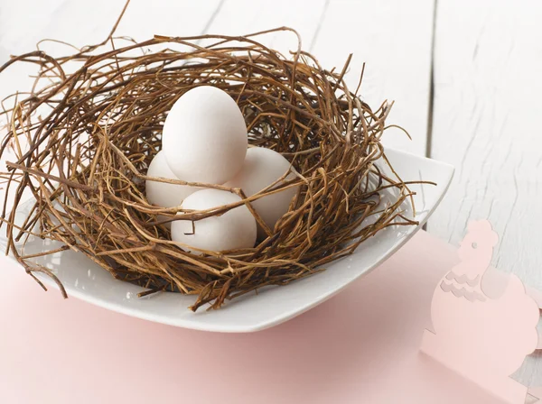 Close-up of easter eggs on white wooden table — Stock Photo, Image