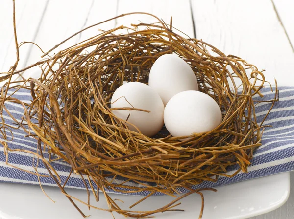 Close-up of easter eggs on white wooden table — Stock Photo, Image