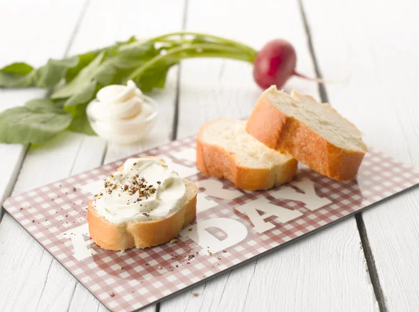 Baguette com queijo creme — Fotografia de Stock