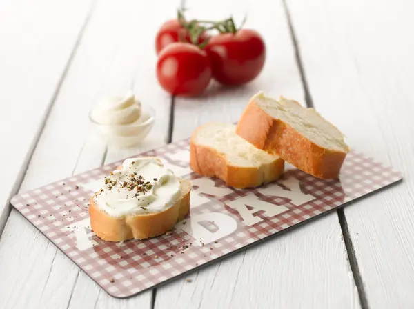 Baguette com queijo creme — Fotografia de Stock