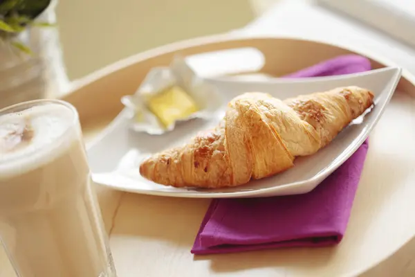 Continentaal ontbijt met koffie en een croissant — Stockfoto