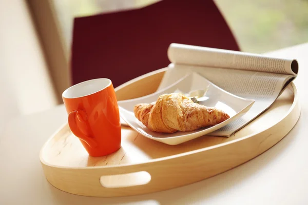 Continentaal ontbijt met koffie en een croissant — Stockfoto