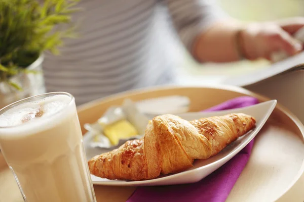 Континентальний сніданок з кавою та круасаном — стокове фото