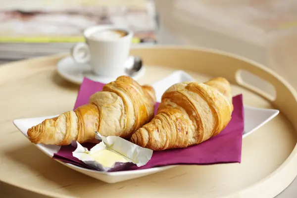 Continentaal ontbijt met koffie en een croissant — Stockfoto