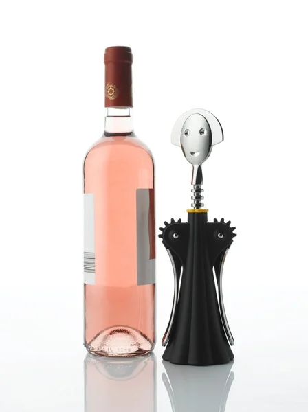 Botella de vino rosa con sacacorchos . — Foto de Stock