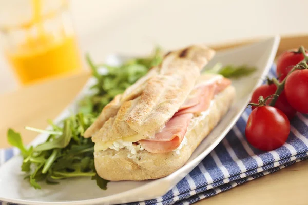 Kontinentales Frühstück mit Sandwich und Orangensaft — Stockfoto