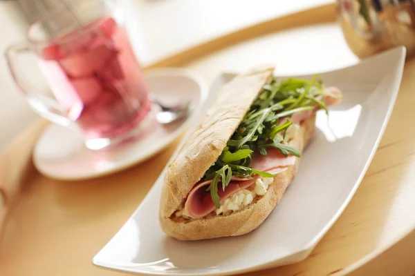 Kontinentales Frühstück mit Sandwich und Tee — Stockfoto
