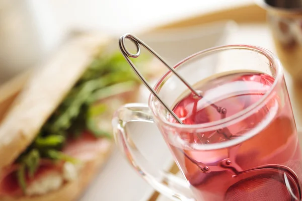 Colazione continentale con tè alla frutta e panino — Foto Stock