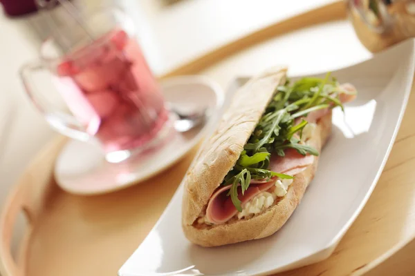 Kontinentales Frühstück mit Sandwich und Tee — Stockfoto