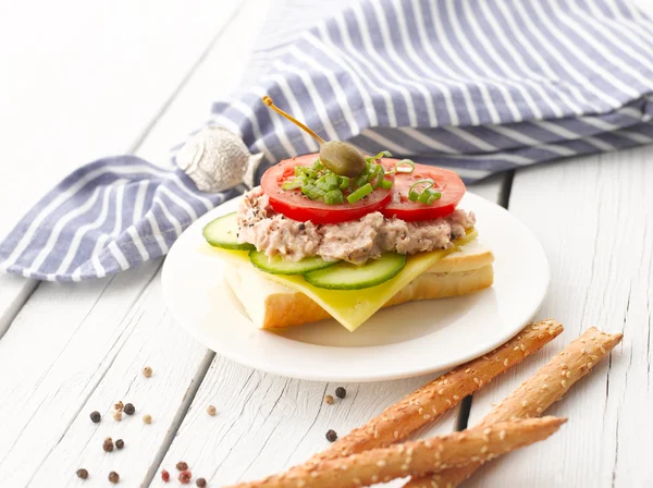 マグロのサラダのサンドイッチ — ストック写真