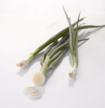 beyaz zemin üzerine taze yeşil pırasa