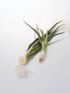 beyaz zemin üzerine taze yeşil pırasa