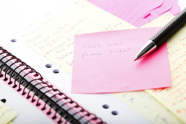 Открыть бизнес-дневник с записками и ручкой "Post It" — стоковое фото