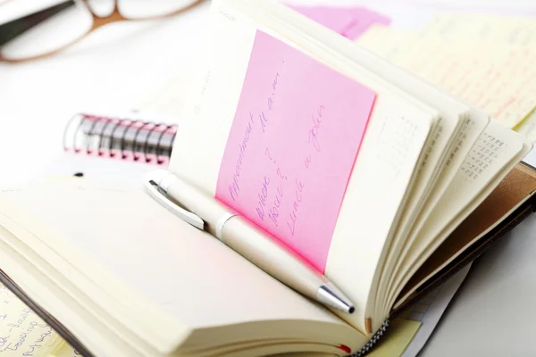 Journal d'affaires ouvert avec notes et stylo "Post It" — Photo