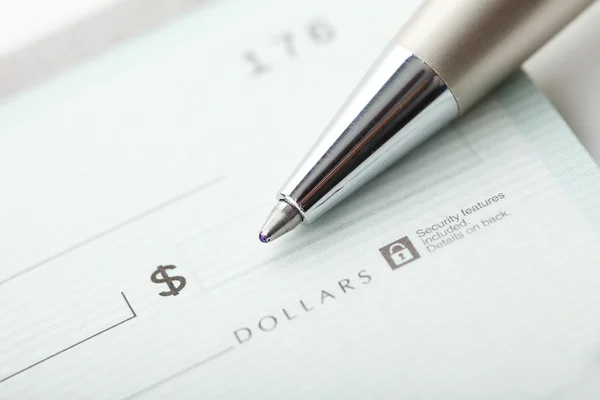 Escribir un cheque — Foto de Stock