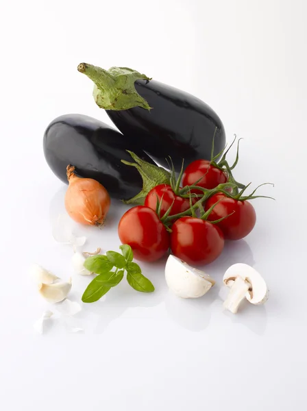 Divers légumes sur blanc — Photo