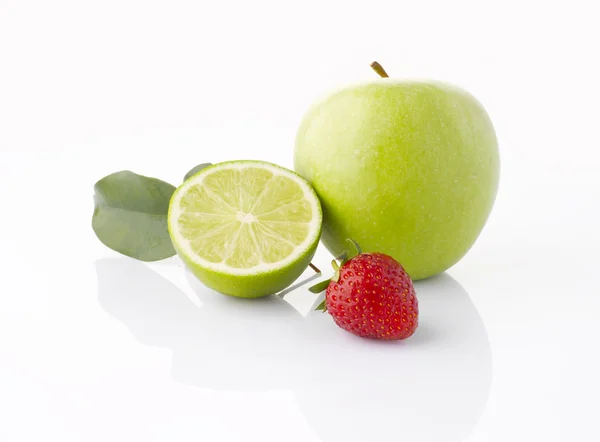 Varias frutas aisladas sobre el fondo blanco —  Fotos de Stock