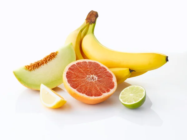 Различные фрукты изолированы на белом фоне — стоковое фото