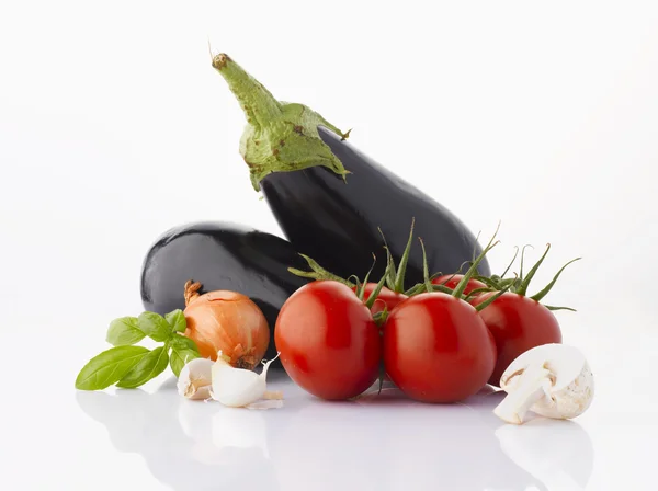 Olika grönsaker på vit — Stockfoto