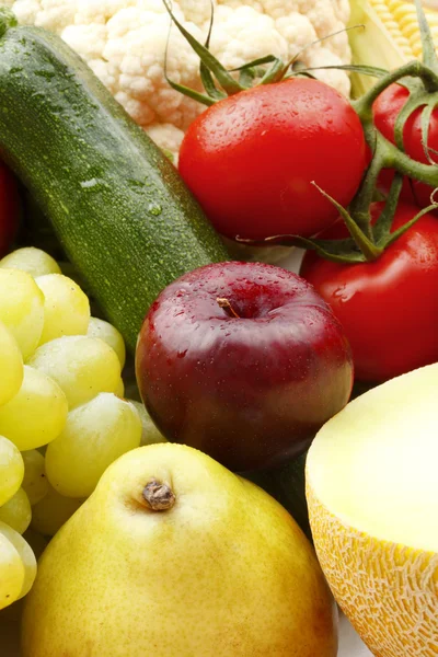 Diversas frutas y verduras coloridas — Foto de Stock
