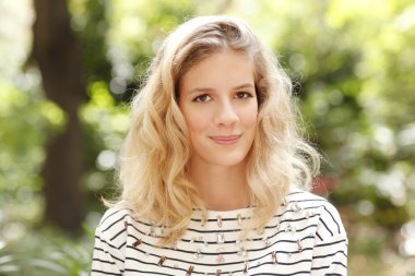 çekici sarışın kadın