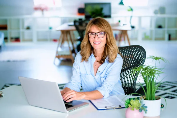 Confident Middle Aged Businesswoman Sitting Office Desk Her Laptop Working — Stock Photo, Image