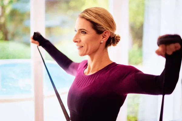 Middelbare Vrouw Met Behulp Van Weerstand Band Tijdens Het Sporten — Stockfoto