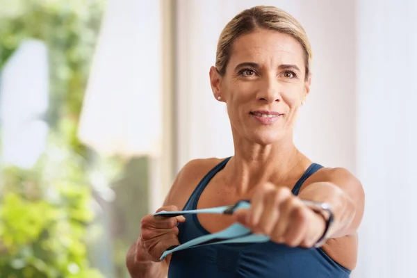 Middle Aged Woman Using Resistance Band While Working Out Living — Stock Photo, Image