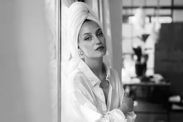 Retrato Linda Jovem Mulher Vestindo Camisa Branca Toalha Turbante Cabeça — Fotografia de Stock
