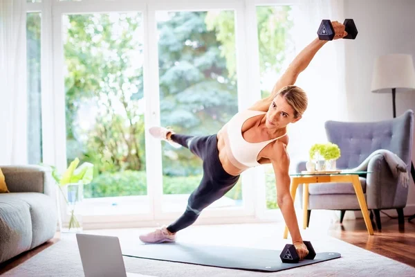 Evde Vücut Egzersizi Yaparken Bir Kadının Dambıl Kullanması Yoga Minderinde — Stok fotoğraf