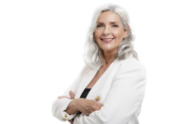 Stüdyo, beyaz arka planda kollarını kavuşturmuş gülümseyen gri saçlı iş kadını çekti. Boşluğu kopyala.