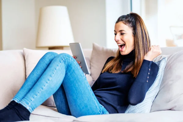 Mujer Sorprendida Usando Tableta Digital Mientras Relaja Sofá Casa Mujer — Foto de Stock