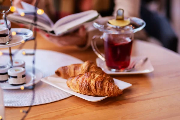 Gehakt Schot Van Onherkenbare Vrouw Zitten Aan Tafel Het Cafe — Stockfoto