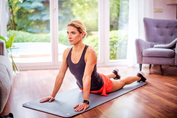 Una Foto Una Mujer Haciendo Ejercicio Corporal Casa Mujer Que — Foto de Stock