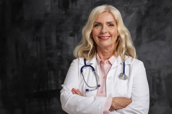Portrait Shot Smiling Senior Female Doctor Standing Arms Crossed Isolated — Stockfoto