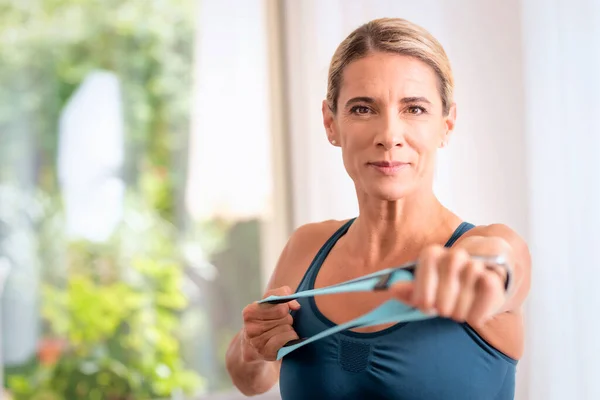Close Middle Aged Woman Using Resistance Band While Working Out — Stock Photo, Image