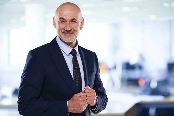 Executive Businessman Wearing Suit Tie While Standing Arms Crossed Office — Stock Photo, Image