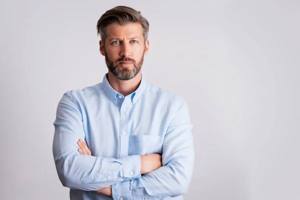 Retrato Del Hombre Negocios Mediana Edad Que Usa Camisa Mientras —  Fotos de Stock