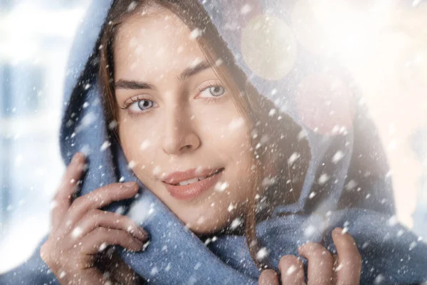 Close Retrato Jovem Linda Menina Vestindo Cachecol Enquanto Neva Livre — Fotografia de Stock