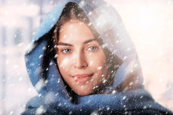 Detailní Záběr Portrét Mladé Krásné Dívky Sobě Šálu Při Sněžení — Stock fotografie