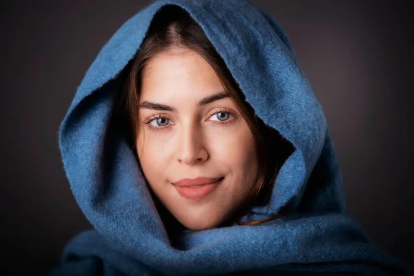 Портрет Красивой Женщины Голубыми Глазами Носящей Шарф Голове Глядя Камеру — стоковое фото