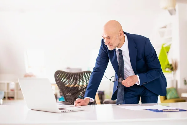 Cropped Shot Mature Businessman Looking Thoughtful While Standing Office His — Stock Photo, Image