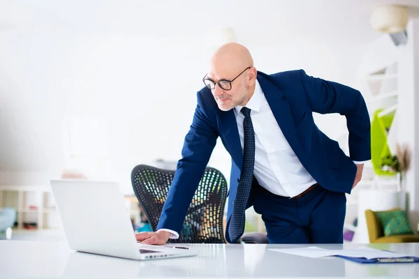Ujęcie Dojrzałego Biznesmena Wyglądającego Troskliwie Stojącego Biurze Laptopem Spotkanie Online — Zdjęcie stockowe