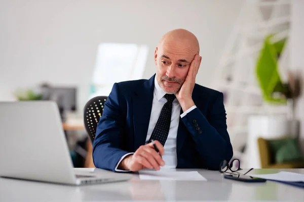 Cropped Shot Mature Businessman Looking Thoughtful While Sitting Office His — Stock Photo, Image