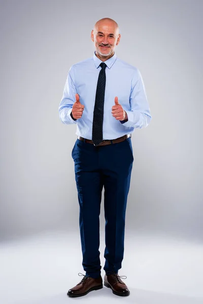 Longitud Completa Hombre Negocios Feliz Usando Camisa Corbata Mientras Está —  Fotos de Stock