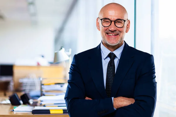 Happy Businessman Wearing Suit Tie While Standing Arms Crossed Office — Stock Photo, Image