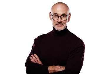 İzole edilmiş beyaz arka planda dikilirken gündelik kıyafetler giyen orta yaşlı yakışıklı bir adamın stüdyo portresi..