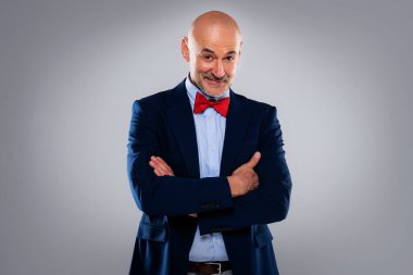 Gri arka planda elleri çenesinde duran bir iş adamı görüntüsü. Boşluğu kopyala.