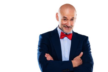 Düşünen bir iş adamının eli çenesinde beyaz arka planda dikilirken çekilmiş görüntüsü. Boşluğu kopyala.