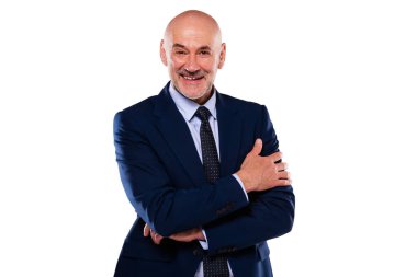 İzole edilmiş beyaz arka planda dikilirken takım elbise ve kravat takan gülümseyen iş adamının görüntüsü. Boşluğu kopyala.